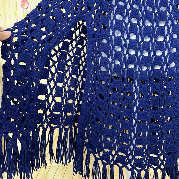 VINTAGE Hand Made Blue Knitted Shawl with Fringe - Picture 4 of 4